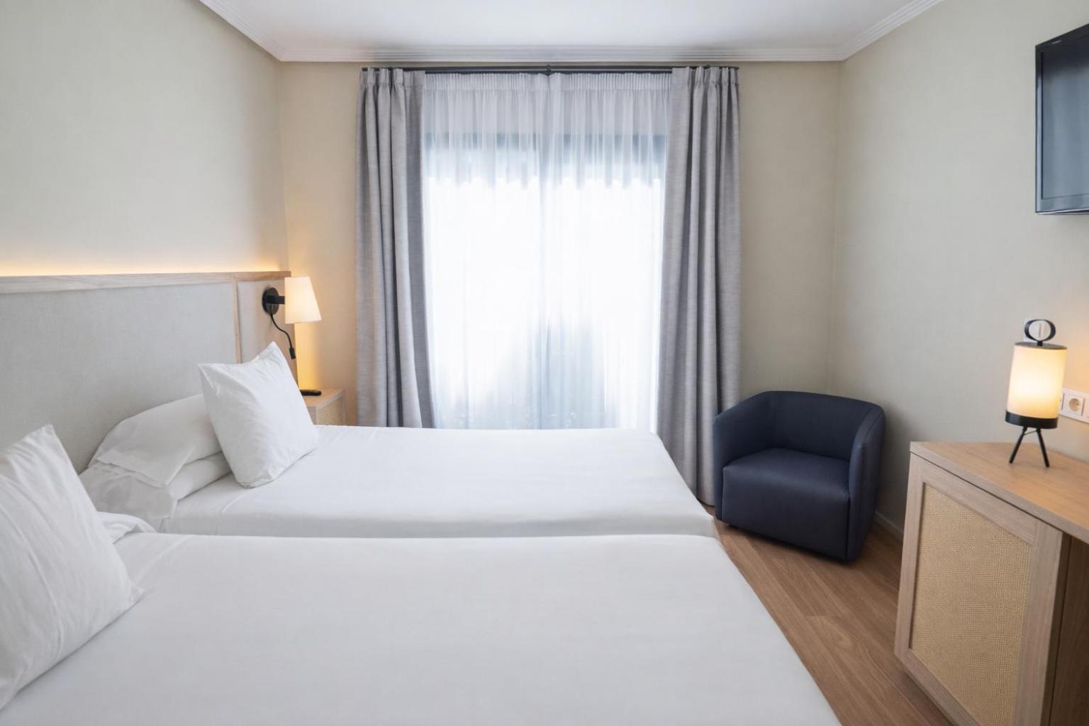 Twin Room,1756402362:JPEG